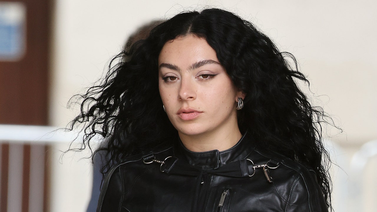 Charli XCX publie l'édition Deluxe de Brat : écoutez