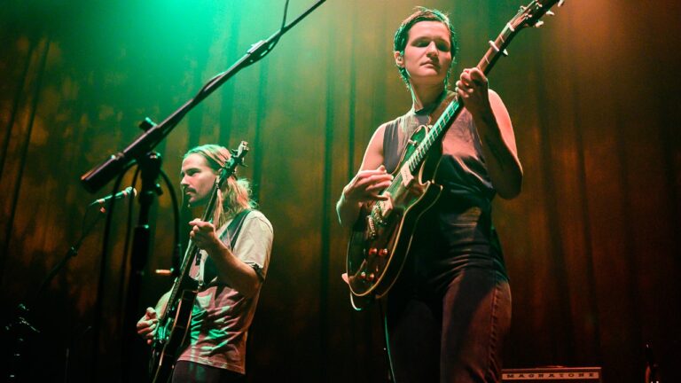 Le bassiste de Big Thief, Max Oleartchik, quitte le groupe pour des « raisons interpersonnelles »