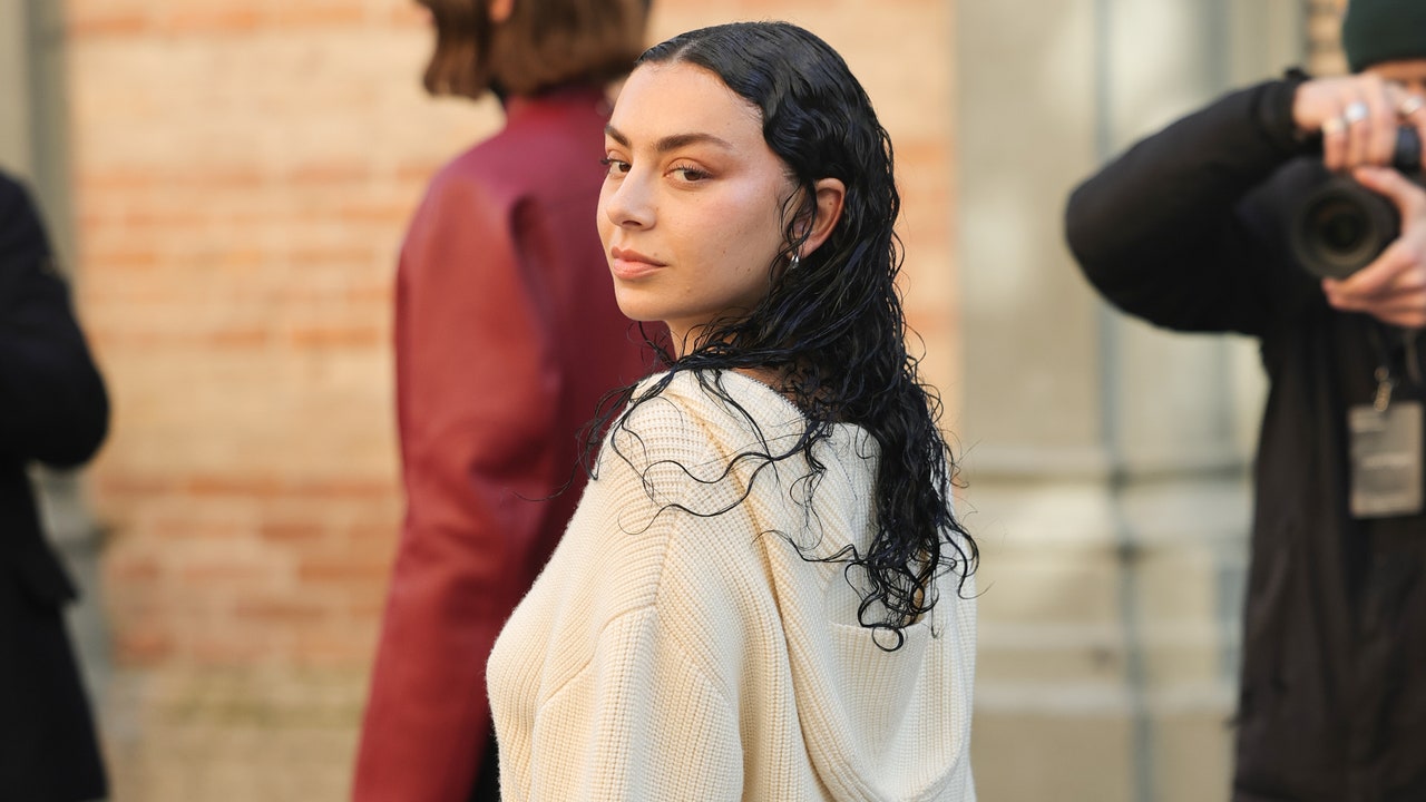 Charli XCX était en studio avec Bon Iver et Danielle Haim