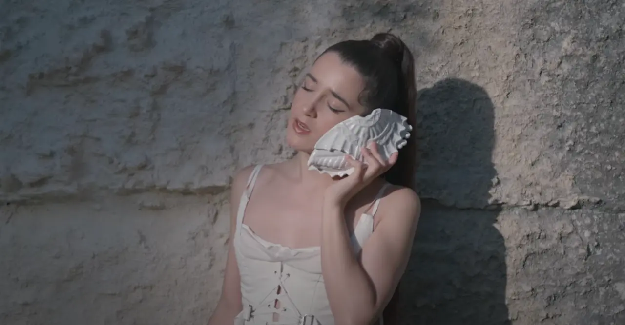 Elasi regarde la vidéo de "Marina (Bachata)"