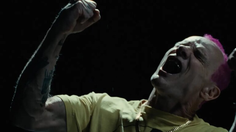Flea publie la vidéo de sa nouvelle chanson « A Plea » : regardez