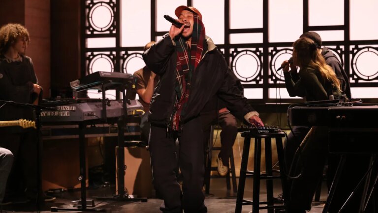 Regardez Dijon jouer « Higher ! » et Baby Medley sur Saturday Night Live