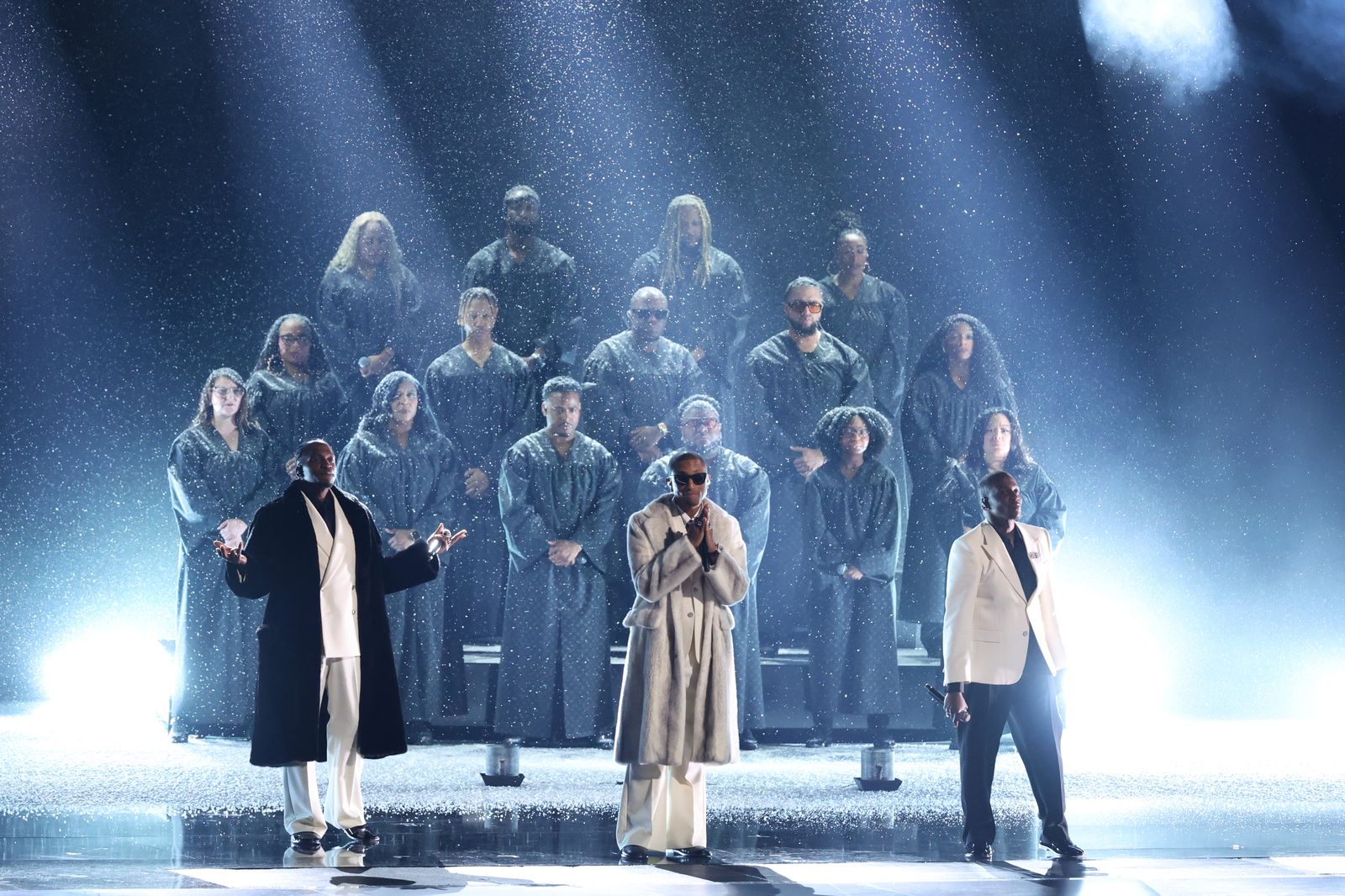 L'image peut contenir Pharrell Williams Sensato del Patio Tina Turner Kimberly Brooks Vêtements et manteau pour personne adulte