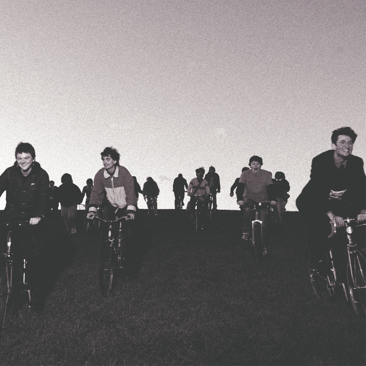 L’image contient peut-être : Gloria Talbott, Personnes, La personne, Adolescent, Adulte, Vélo, Cyclisme, Sport, Transport, Véhicule et Nature