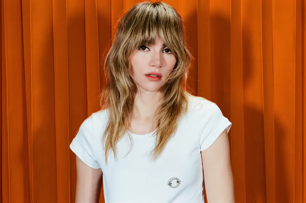 SUKI WATERHOUSE regarde le clip de "Back In Love"