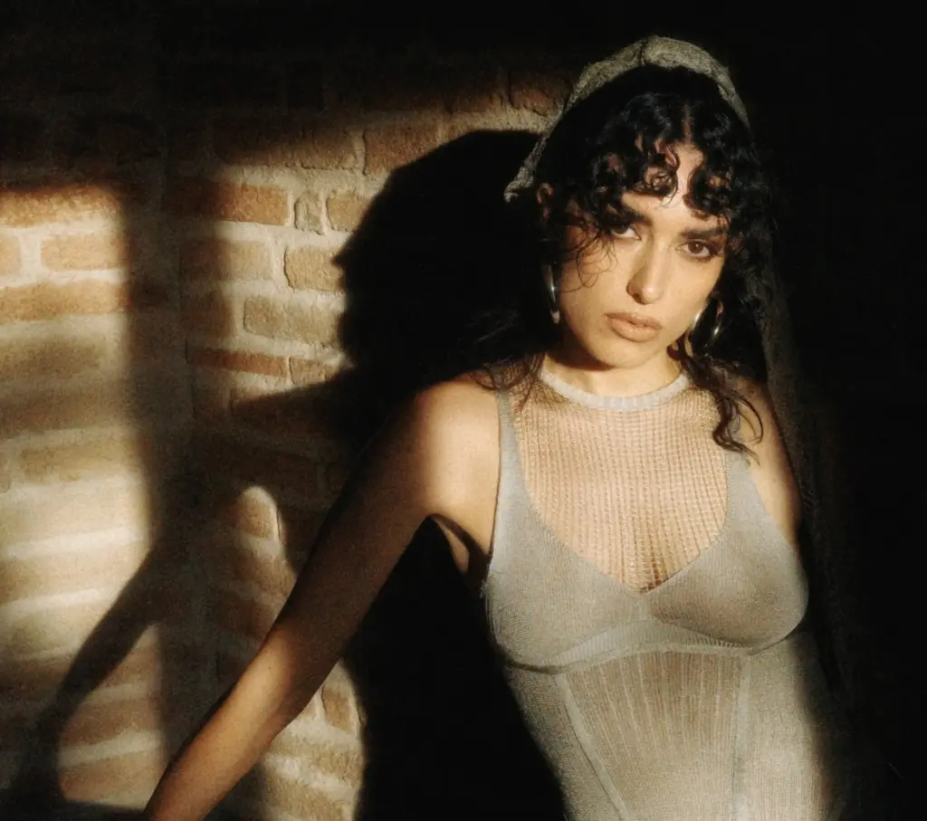LA NIÑA regarde le clip du nouveau single « RÀRECHE »