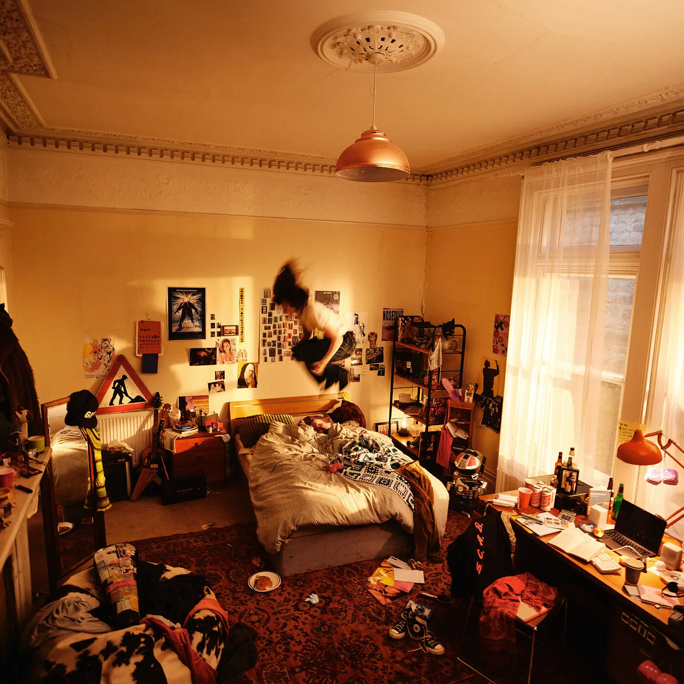 L'image peut contenir un lit, une chambre à coucher, un dortoir, des meubles, une chambre intérieure, une personne adulte, un éclairage, une décoration intérieure et un dressing.