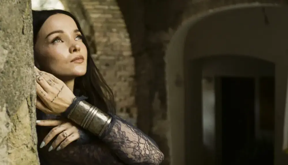 DOVE CAMERON regarde le clip du nouveau single "When in Rome"